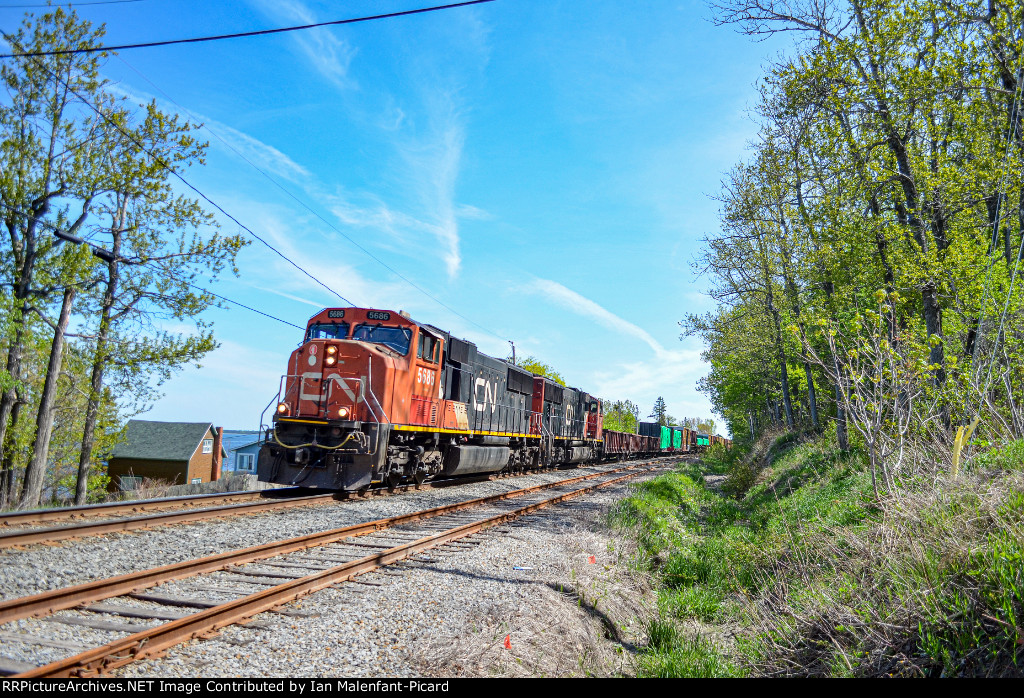 5686 leads CN 403 at lAnse-Au-Sable